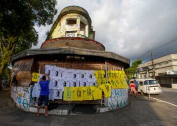 SEBUAH kedai menjual jersi dan gambar legenda bola sepak Brazil, Pele yang akan disemadikan hari ini selepas meninggal dunia pada usia 82 tahun. - AFP