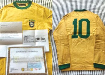 JERSI yang dipakai Pele pada Julai 1971 dilelong bermula pada harga 150,000 pound.