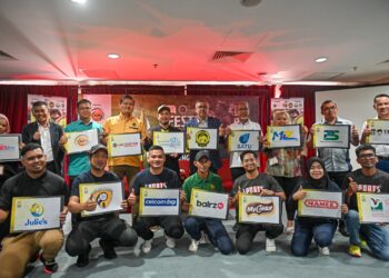 NOOR Azman Rahman (berdiri, tengah) bergambar bersama barisan penaja FHM di Kuala Nerus, hari ini. - UTUSAN/PUQTRA HAIRRY ROSLI