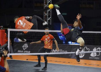 APIT kanan Penang Black Panthers, Danial Baharin (kanan) melakukan libasan ketika menentang Kelantan Warriors pada Emas Anuar Liga Sepak Takraw  2021/22 di Stadium Titiwangsa, Kuala Lumpur baru-baru ini. - UTUSAN/FARIZ RUSADIO