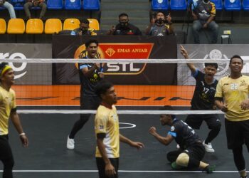 PERANG psikologi pemain dalam aksi Liga Sepak Takraw 2021/2022 di antara Penang Black Panters menentang Negeri Sembilan Antlers di Stadium Titiwangsa, Kuala Lumpur hari ini. - UTUSAN/ SHIDDIEQIIN ZON