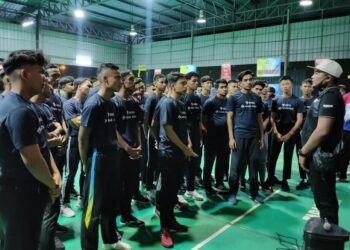 PEMAIN Penang Black Panthers mendengar amanat jurulatih, Mohamad Fazil Mohd. Asri selepas sesi latihan menjelang STL 2021/2022 semalam.