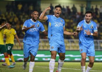 PEMAIN Penang FC meraikan gol penyamaan ketika menentang Kedah Darul Aman dalam aksi Piala FA di Stadium Darul Amar, Alor Setar malam tadi. - UTUSAN/SHAHIR NOORDIN