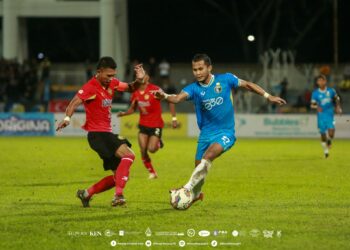 Wan Zack Haikal Wan Noor berjaya melepasi kawalan pemain Negeri Sembilan.- IHSAN PENANG FC
