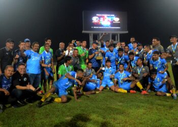 Para pemain Penang FC meraikan kejayaan selepas berjaya dinobatkan sebagai juara Piala Harapan selepas menumbangkan Selangor FC di Stadium Negeri Batu Kawan, Pulau Pinang. -UTUSAN/IQBAL HAMDAN