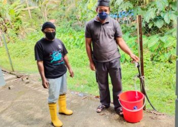 MASALAH pili air  yang hanya mengalirkan air bukit sejak 2018 di Kampung Pabai, Rembau sejak 2018 selesai apabila air bersih mula disalurkan ke kampung itu. -UTUSAN/NOR AINNA HAMZAH.