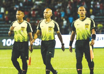 Zulkarnain Zakaria (tengah) bersama barisan pengadil ketika mengendalikan perlawanan Liga Super antara Sabah FC menentang Penang FC di Stadium Likas, Jumaat lalu. - IHSAN SABAH FC