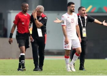 Janny Sikazwe menjadi sasaran kemarahan pemain Tunisia selepas menamatkan perlawanan lebih awal ketika pasukan itu kalah 0-1 kepada Mali dalam Piala Negara-Negara Afrika di Limbe, Cameroon semalam.
