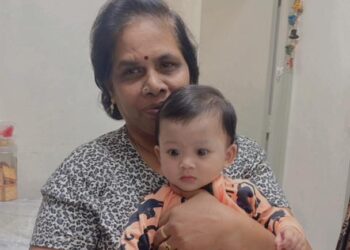 PERBEZAAN kaum dan agama tidak menghalang A. Thiwali, 61, mencurahkan kasih sayangnya kepada bayi Melayu yang dijaganya, Nur Adelia Raisya Mohd. Hafeez, tujuh bulan di Ayer Itam, Pulau Pinang.