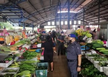 PENGUAT kuasa KPDNHEP cawangan Sepang menyiasat aduan pelanggaran pelaksanaan SHMMP Hari Raya Puasa 2021.