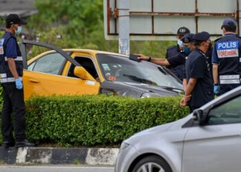 KENDERAAN Honda Civic berwarna kuning dinaiki dua penjenayah yang ditembak mati di Jalan Kuala Terengganu-Kuala Berang di Kampung Wakaf Beruas di Kuala Terengganu, hari ini. - FOTO/PUQTRA HAIRRY ROSLI
