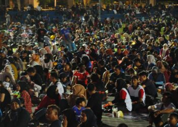 RIBUAN penyokong JDT yang menyaksikan perlawanan akhir Piala Malaysia menentang Selangor di Dataran Bandaraya Johor Bahru, malam ini. - UTUSAN/RAJA JAAFAR ALI