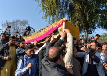 PENDUDUK mengusung keranda yang membawa jenazah Malalai Maiwand yang ditembak mati oleh lelaki bersenjata di Jalalabad. - AFP