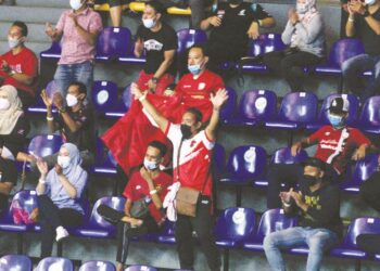 KEHADIRAN penyokong di Stadium Titiwangsa, Kuala Lumpur bukan sahaja memeriahkan STL 2021/2022, malah menaikkan semangat pemain yang bertarung.
