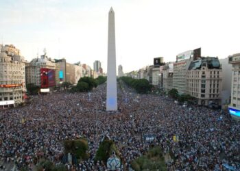 KEADAAN di Obelisk, Buenos Aires di mana ribuan penyokong Argentina berkumpul untuk menonton perlawanan pasukan mereka pada separuh akhir Piala Dunia 2022 menerusi skrin gergasi. – AFP