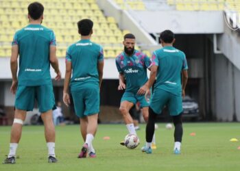 PEMAIN Terengganu menjalani latihan semalam menjelang perlawanan Sumbangsih menentang JDT malam ini. - IHSAN TERENGGANU FC