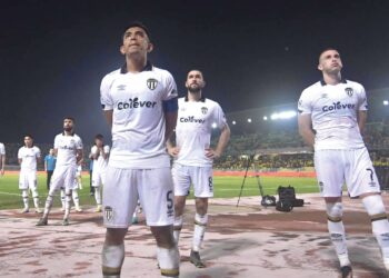 PEMAIN Terengganu FC memberi penghormatan kepada penyokong selepas kekalahan tipis kepada Kedah di Alor Setar, Rabu lalu. – IHSAN TERENGGANU FC