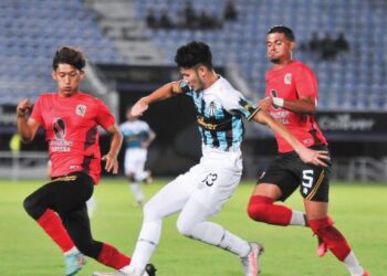 AKSI Terengganu FC (jersi putih) ketika menentang Kelantan United di Stadium Sultan Mizan Zainal Abidin, Kuala Nerus yang berkesudahan 1-1 kelmarin. – IHSAN TERENGGANU FC