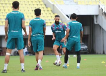KEHADIRAN Liridon Krasniqi (dua, kanan) akan menguatkan Terengganu FC apabila bertandang ke Kedah dalam aksi Liga Super malam ini. – IHSAN TERENGGANU FC