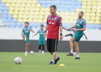 TOMISLAV Steinbruckner ketika mengendalikan sesi latihan skuad Terengganu FC.