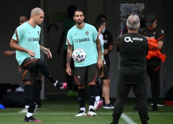 PERTAHANAN Portugal, Pepe (kiri) gesa rakan sepasukannya bangkit melakar kemenangan menjelang aksi terakhir kumpulan F berdepan Perancis.- AFP
