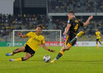 PENYERANG Perak FC, Hadi Fayyadh Abdul Razak (kiri) bersaing dengan pemain Kedah Darul Aman, Bojan Ciger dalam perlawanan Liga Super di Ipoh malam tadi. - UTUSAN/ZULFACHRI ZULKIFLI