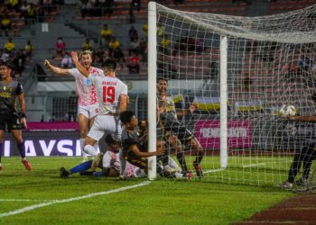 PEMAIN Kuala Lumpur City meraikan jaringan Sebastian Avanzini ketika menentang Perak Fc dalama aksi Liga Super di Stadium Bola Sepak Kuala Lumpur, Cheras semalam. - UTUSAN/SHIDDIEQIIN ZON