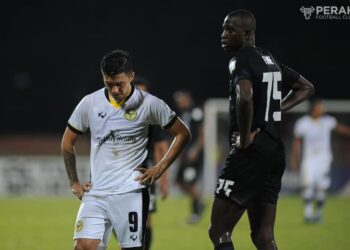 PENYERANG import Perak Sergio Aguero tertunduk kecewa selepas tewas kepada UiTM. - IHSAN FB Perak FC