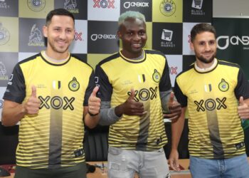 (Dari kiri) STIPE Plazibat, Sunday Kolawole Afolabi  dan Luciano Guaycochea pada majlis menandatangani kontrak dengan Perak FC di Ipoh hari ini. - UTUSAN/MUHAMAD NAZREEN SYAH MUSTHAFA