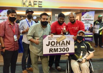 KHAIRUL Shahril  Mohamed (tiga kiri) menyampaikan hadiah kepada pemenang kategori berkumpulan Pertandingan Boling Tenpin Para Negeri Perak 2022, di Ampang Superbowl, Seri Iskandar di Parit hari ini. - UTUSAN/MOHAMAD HAFIZI MOHD SAID