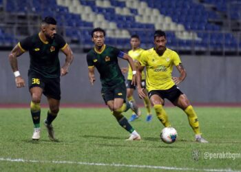 AKSI pemain Perak II (baju kuning) ketika menentang Kedah dalam aksi persahabatan di Manjung, Ahad lalu. - PERAK TBG