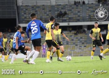 PERAK FC dimalukan kelab amatur, PIB FC dalam aksi persahabatan di Stadium Perak, Ipoh semalam.