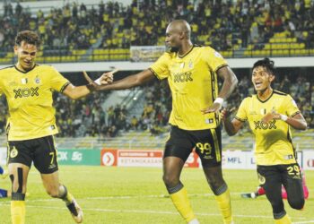 KEGEMBIRAAN Perak yang mendahului menerusi jaringan Christian Obizor tidak bertahan lama apabila Sri Pahang bangkit dengan dua gol untuk menyingkirkan tuan rumah pada pusingan pertama Piala FA di Stadium Perak, Ipoh kelmarin. – UTUSAN/MUHAMAD NAZREEN SYAH MUSTHAFA