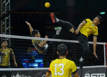 APIT Kanan Selangor Pistons, Amirul Syafiq Samudin (kanan) melakukan hadangan ketika menentang Perak Bison pada kejohanan Emas Anuar Liga Sepak Takraw (STL) 2021/22 di Stadium Titiwangsa di sini, hari ini.-UTUSAN/FARIZ RUSADIO