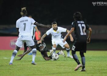 PEMAIN tengah Perak, Samir Ayass (tengah) cuba mendapatkan bola dalam perlawanan Liga Super yang menyaksikan skuad Bos Gaurus tewas 0-2 kepada UiTM FC, Sabtu lalu.- IHSAN PERAK FC