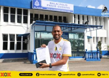 AHMAD Shahrul Azhar menunjukkan laporan polis yang dibuat di Balai Polis Pasir Gudang. - IHSAN PERAK FOOTBALL CLUB