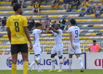 PEMAIN Terengganu FC meraikan jaringan gol ketika menentang Perak FC  dalam perlawanan Liga Super di Stadium Perak, Ipoh hari ini. - UTUSAN/ZULFACHRI ZULKIFLI