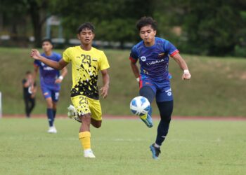 AKSI Pemain Wilayah Persekutuan (WiPers) dan Perak pada perlawanan bola sepak Sukma 2022.