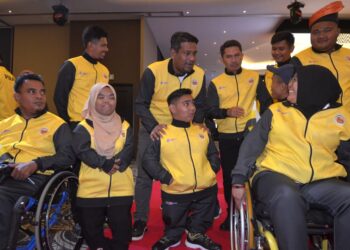 KHAIRUL Shahril Mohamed (belakang, tengah) beramah mesra bersama atlet Para Sukma pada Majlis Penyerahan Bendera Kontinjen Para Sukma negeri Perak di Ipoh hari ini. - UTUSAN/ZULFACHRI ZULKIFLI
