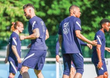 OLIVIER Giroud (kiri) dan Kylian Mbappe menjalani latihan bersama skuad Perancis di Clairefontaine-en-Yvelines, Paris semalam menjelang pertemuan menentang Jerman dalam aksi pembukaan Kumpulan F esok. - AFP