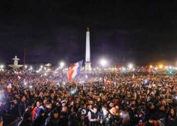 LEBIH 50,000 peminat Perancis berkumpul di hotel penginapan pasukan di Paris sebaik sahaja skuad Les Bleus tiba dari Piala Dunia di Qatar awal pagi semalam. – AFP