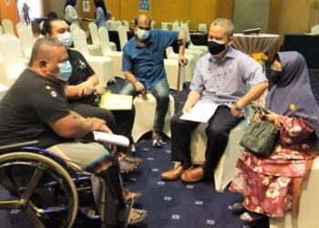 FUAD Alias (dua dari kanan) bertemu dengan golongan OKU yang hadir pada Karnival Kerjaya Inspirasi OKU 2021 di Seremban, hari ini. - FOTO/NOR SHAFAWATI YUP