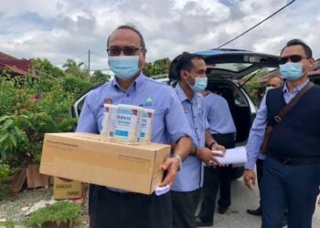 ABD. Razak Omar (depan) membawa barangan sumbangan untuk diserahkan kepada waris pencarum Perkeso di Masjid Tanah, Melaka. - FOTO/DIYANATUL ATIQAH ZAKARYA