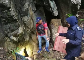 SURINA Saad melihat terowong rahsia ketika melakukan tinjauan sempadan Malaysia-Thailand, di Kuala Perlis, semalam.
