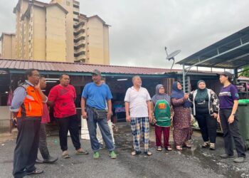 GAN Ay Ling (kanan) berbincang dengan peniaga yang resah apabila gerai mereka dikatakan akan dirobohkan untuk tujuan baik pulih di pasar borong Kangar, Perlis, semalam.- UTUSAN/ASYRAF MUHAMMAD
