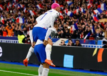 KYLIAN Mbappe mendukung Antoine Griezmann ketika meraikan jaringan pemain itu dalam kelayakan Euro 2024 di antara Perancis dan Belanda di Stade de France,  Saint-Denis semalam.