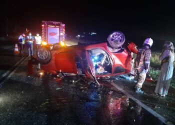 KEADAAN kereta Perodua Alza yang dinaiki sebuah keluarga terbabas dan terbalik ketika hujan di Kilometer 18 Jalan Lipis-Benta, berdekatan stesen timbang Jabatan Pengangkutan Jalan di Lipis, Pahang. - FOTO/IHSAN BALAI BOMBA LIPIS
