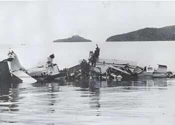 BANGKAI pesawat Nomad 9M-ATZ yang terhempas di perairan cetek berdekatan Lapangan Terbang Antarabangsa Kota Kinabalu pada 1976 mengorbankan 11 orang termasuk Fuad Stephens. - GAMBAR WIKIPEDIA