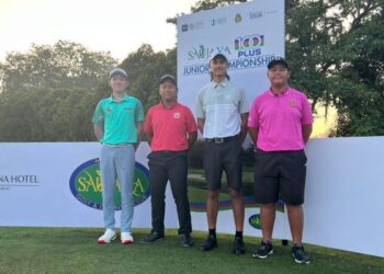 AUSSIE Joshua Edwards (dua dari kanan) bergambar sebelum melakukan tee off hari pertama Kejohanan Remaja Saujana-100PLUS di lubang satu lapangan Bunga Raya, Saujana Golf & Country Club, Subang, hari ini.