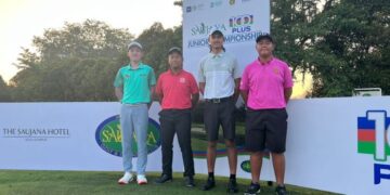 AUSSIE Joshua Edwards (dua dari kanan) bergambar sebelum melakukan tee off hari pertama Kejohanan Remaja Saujana-100PLUS di lubang satu lapangan Bunga Raya, Saujana Golf & Country Club, Subang, hari ini.